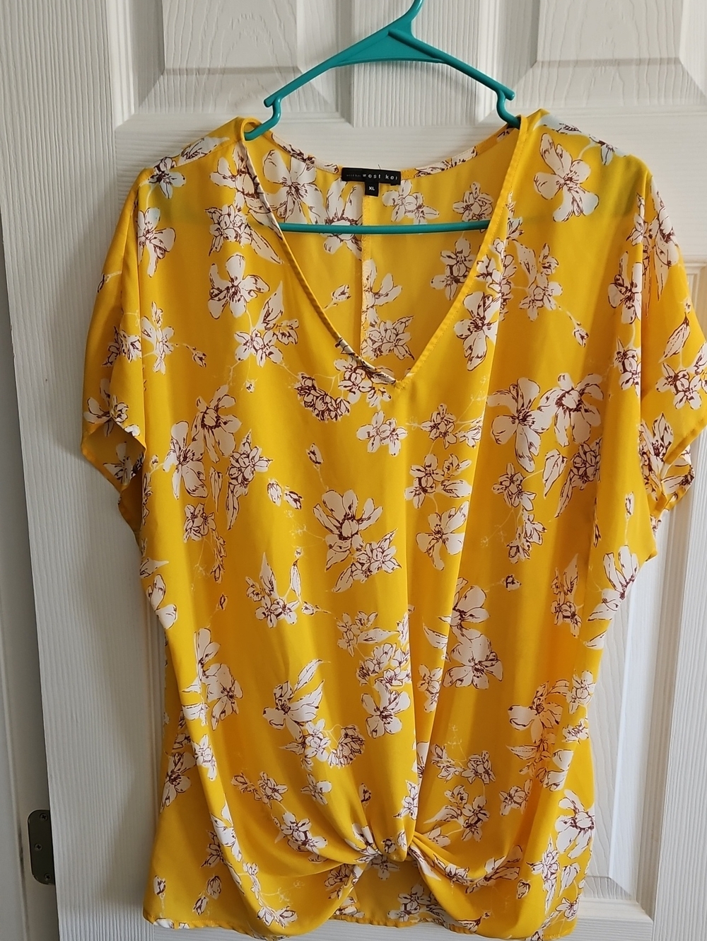 West Kei, Women's Yellow Floral V-Neck Twist-Hem Top